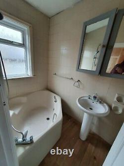 4 Piece Bathroom Suite + Toilet + Sink + Shower + Bath