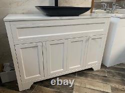 DUCHY Traditional Single Vanity Unit in Chalk White with White Marble Top New