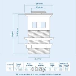 Écran de bain Nes Home avec cabine de douche, portes blanches, meuble sous lavabo, toilettes et robinetterie noire mate.