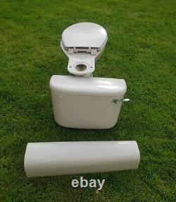 Ensemble de lavabo et toilettes de la marque Ideal Standard rétro, couleur crème/ivoire, des années 1980.
