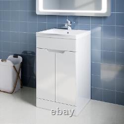 Ensemble de meubles de salle de bain avec lavabo, toilette, armoire blanche mate et set de brosse pour toilettes