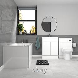 Ensemble de salle de bain Nes Home blanc 600 mm, meuble sous lavabo à 2 portes, toilettes suspendues et baignoire.