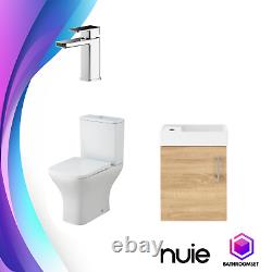 Ensemble de salle de bain moderne avec meuble-lavabo en chêne, toilette adossée au mur et lavabo.