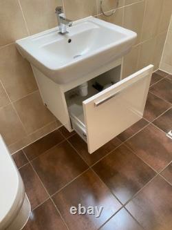 Meuble de salle de bains suspendu Villeroy Boch et toilettes à poser contre le mur assorties