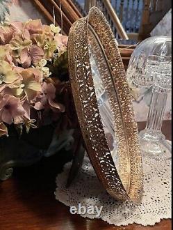 Miroir de vanité en filigrane d'or vintage et/ou plateau en laiton orné, dos en velours avec chevalet.