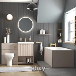 Suite Linnea en cachemire avec meuble vasque, WC adossé au mur et baignoire Gol