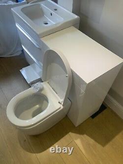 Toilette De Dos Au Mur Avec L’unité Et L’unité De Vanité Avec L’évier