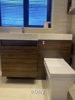 Unité de vanité de salle de bain avec tiroirs, avec WC et écran de douche de baignoire utilisé
